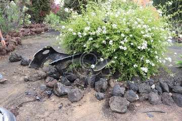 Una furgoneta se salta el bordillo e invade la glorieta de El Roque (Telde)/TA.